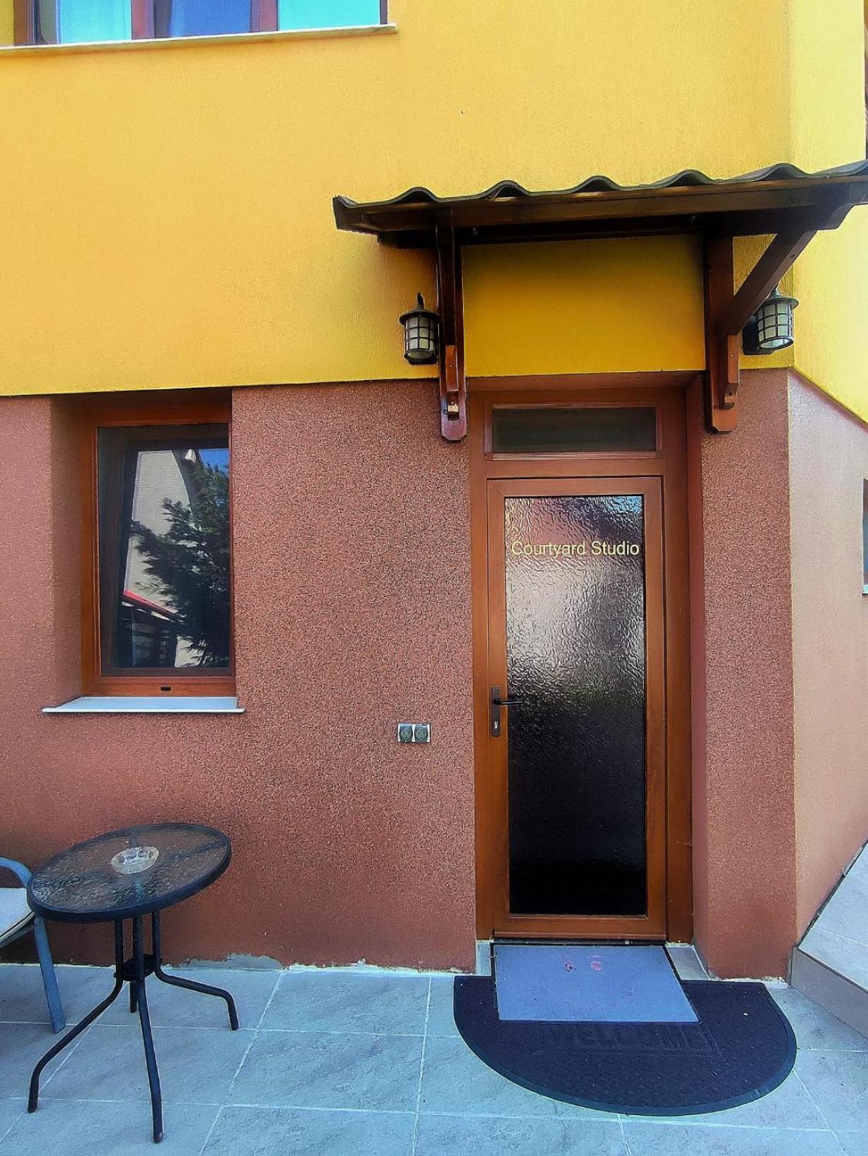 Courtyard Studio Oradea Buitenkant foto